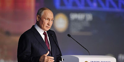 Presiden Rusia, Vladimir Putih (kiri) tingkatkan Produksi Drone Tempur Hingga 1,4 Juta Unit. FOTO/Net. Ⓒ Hak cipta foto di atas dikembalikan sesungguhnya kepada pemilik foto