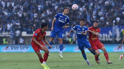 Aksi Kerusuhan Nodai Kemenangan Persib atas Persija di Liga 1, Nick Kuipers Kecewa Berat