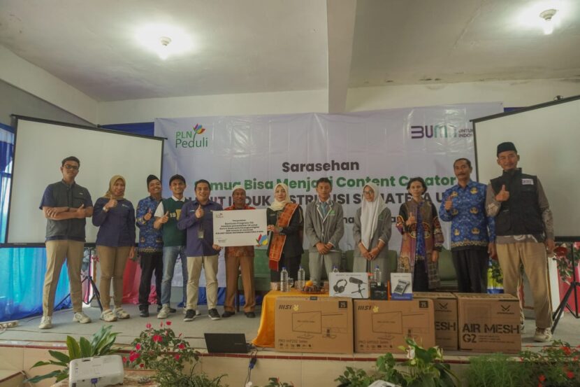 PT PLN UID Sumut Serahkan Bantuan Program TIK kepada SMK Swasta di Berastagi