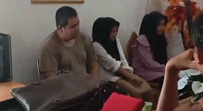 Viral video yang menggambarkan sejumlah warga menggeruduk pondok pesantren (ponpes) di Karang Bahagia, Bekasi, lantaran dugaan pencabulan oleh sang ustadz. FOTO/Net. Ⓒ Hak cipta foto di atas dikembalikan sesungguhnya kepada pemilik foto