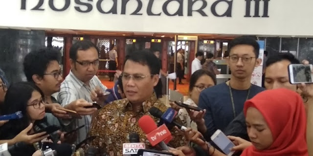 Ahmad Basarah saat door stop bersama wartawan di Kompleks Parlemen, Senayan, Jakarta, Rabu malam (2/10) terkait Pimpinan MPR. Ⓒ Hak cipta foto di atas dikembalikan sesungguhnya kepada pemilik foto