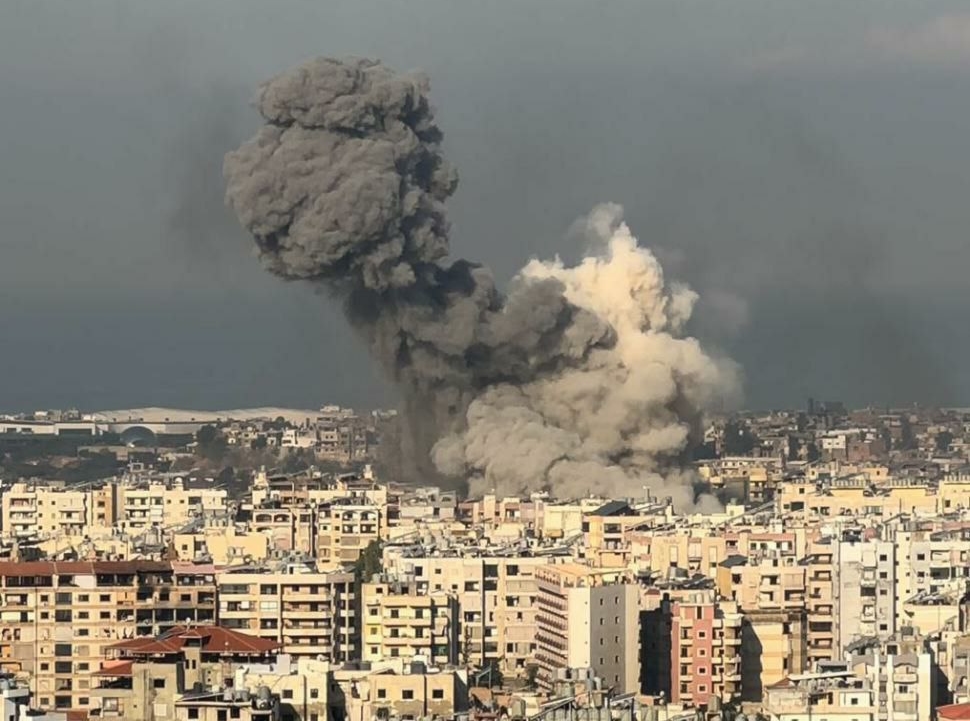 Asap mengepul akibat serangan Israel yang menargetkan pinggiran selatan Beirut, pagi ini, 5-10-2024 (media sosial)