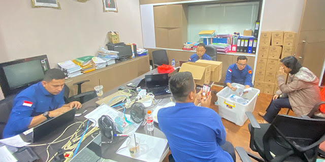 Sejumlah dokumen disita Tim Penyidik Direktorat Penyidikan Jaksa Agung Muda Bidang Tindak Pidana Khusus (Jampidsus) usai menggeledah sejumlah ruang di kantor Kementerian Lingkungan Hidup dan Kehutanan (KLHK), Jakarta Pusat, pada Kamis (3/10). FOTO/Net. Ⓒ Hak cipta foto di atas dikembalikan sesungguhnya kepada pemilik foto