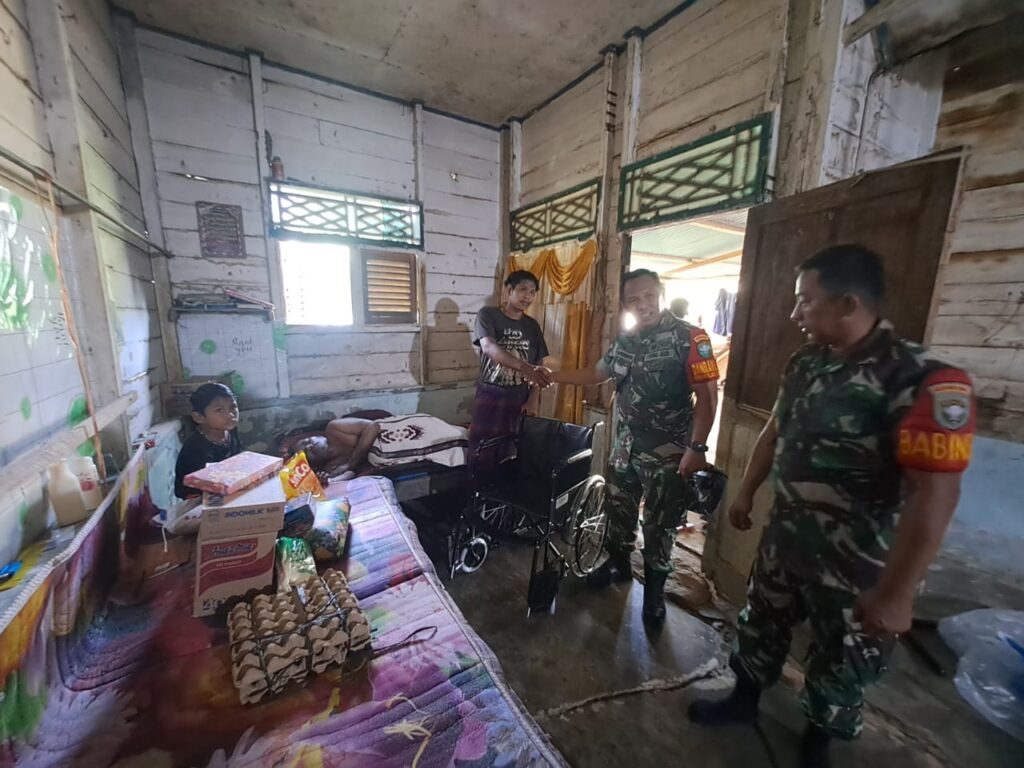 Hasballah (62) seorang mantan kombatan Gerakan Aceh Merdeka (GAM) eks Libya, menangis haru ketika didatangi prajurit TNI ke kediamannya, di Desa Alue Bu Tunong, Kecamatan Peureulak Barat, Kabupaten Aceh Timur, Senin (25/11/2024). FOTO/Dok. Kodim 0104 Aceh Timur. Ⓒ Hak cipta foto di atas dikembalikan sesungguhnya kepada pemilik foto