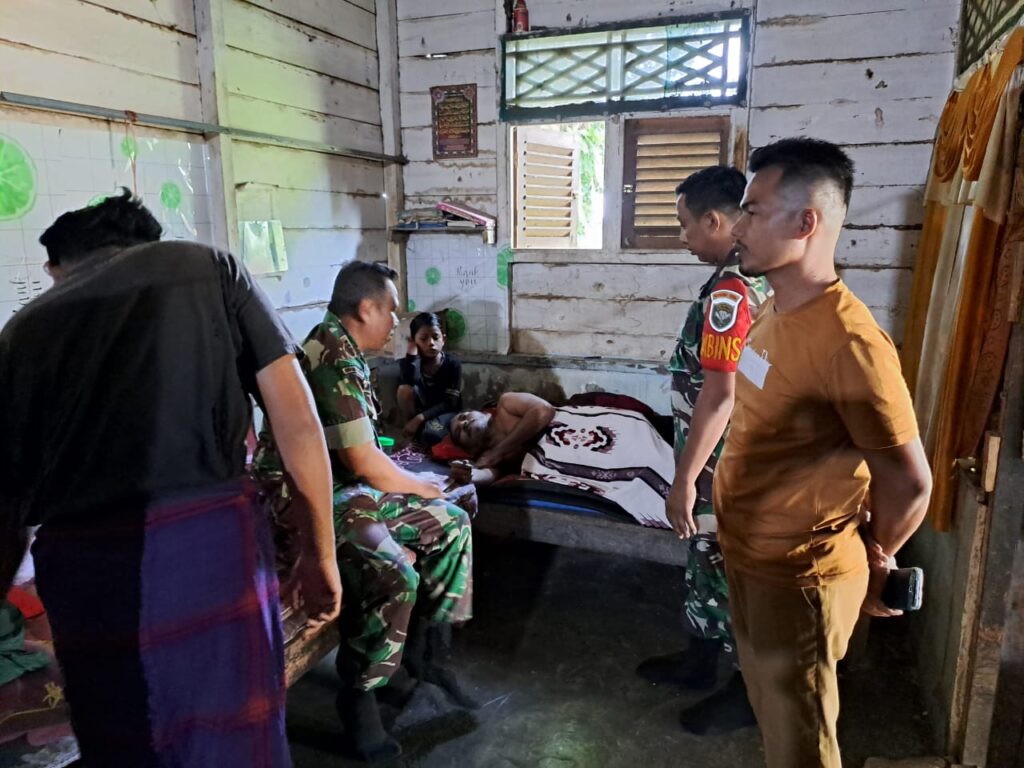 Hasballah (62) seorang mantan kombatan Gerakan Aceh Merdeka (GAM) eks Libya, menangis haru ketika didatangi prajurit TNI ke kediamannya, di Desa Alue Bu Tunong, Kecamatan Peureulak Barat, Kabupaten Aceh Timur, Senin (25/11/2024). FOTO/Dok. Kodim 0104 Aceh Timur. Ⓒ Hak cipta foto di atas dikembalikan sesungguhnya kepada pemilik foto
