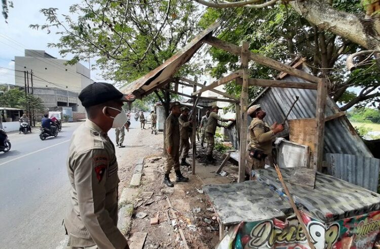 Satpol PP dan WH Aceh Besar Tertibkan Bangunan Liar di Peukan Bada