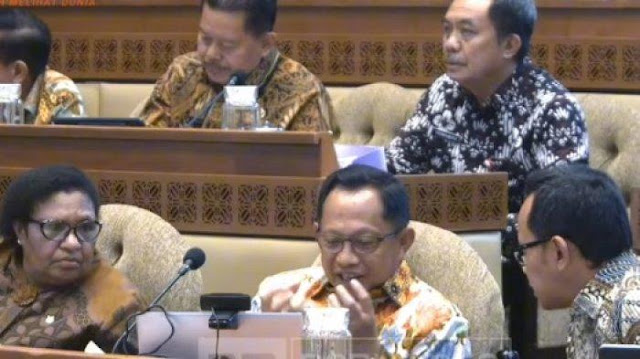 Saat Mendagri Tito Kena Tegur karena Ngobrol dengan Bima Arya dialam Rapat Komisi II DPR