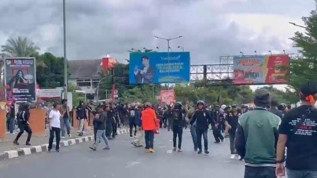 Pendukung Danny Pomanto dan Andi Sudirman Bentrok Jelang Debat Pilgub Sulsel, Batu Beterbangan