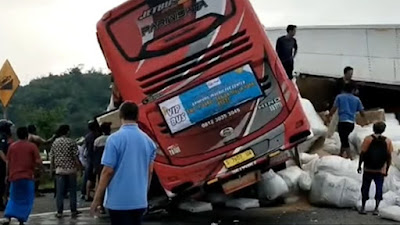 Detik-detik Kecelakaan Mengerikan di Tol Lawang Malang Sore Ini, Libatkan Bus Pariwisata Pelajar Vs Truk, 4 Orang Meninggal
