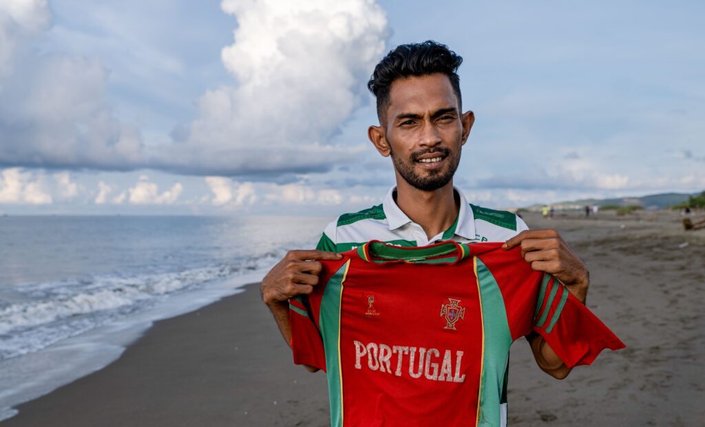 Martunis, 27, holds up the football jersey he was found wearing as a child after the tsunami in Aceh, Indonesia. FOTO/Dok. Save the Children. Ⓒ Hak cipta foto di atas dikembalikan sesungguhnya kepada pemilik foto