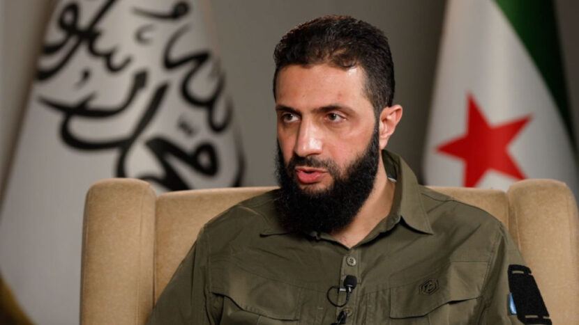 Pemimpin kelompok Hayat Tahrir al-Sham (HTS) Abu Mohammed al-Julani menyampaikan pidato revolusi Suriah di hadapan khalayak di Masjid Umayyah, Damaskus pada Ahad (8/12/2024). FOTO/Net. Ⓒ Hak cipta foto di atas dikembalikan sesungguhnya kepada pemilik foto
