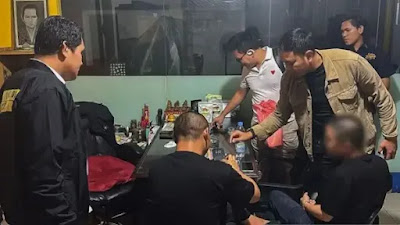 Ditjen Imigrasi Tangkap 2 WN China Sebar Konten Selipkan Uang Rp 500.000 di Paspor