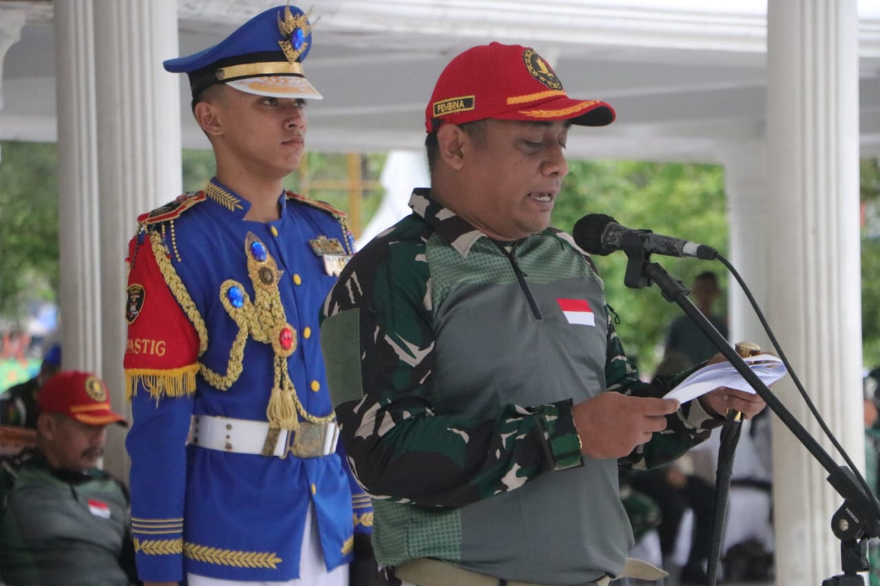 Dengan semangat yang membara, Letkol Inf Tri Purwanto, S.I.P., membuka acara ini sebagai inspektur upacara. Sebanyak 800 peserta dari berbagai SMA sederajat di Aceh dan Sumatera Utara memadati lapangan, menghadirkan atmosfer penuh antusiasme. FOTO/Dok. Kodim 0104/Aceh Timur. Ⓒ Hak cipta foto di atas dikembalikan sesungguhnya kepada pemilik foto