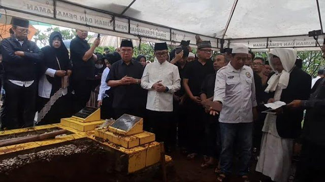 Jenazah Pelawak Nurul Qomar Dimakamkan, Eko Patrio Menahan Sedih hingga Eman 4 Sekawan Menangis