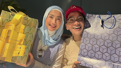 Ruben Onsu berfoto bersama dengan Desy Ratnasari. FOTO/Net. Ⓒ Hak cipta foto di atas dikembalikan sesungguhnya kepada pemilik foto