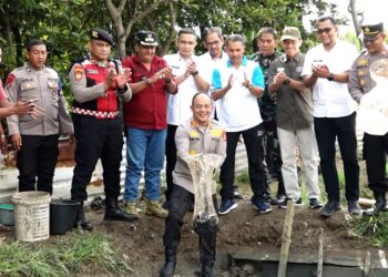 Kapolresta Banda Aceh, Kombes Pol Fahmi Irwan Ramli, bersama Keuchik Gampong Lampulo, Alta Zaini, serta warga setempat melaksanakan panen perdana ikan lele dan nila di kolam budidaya binaan Polsek Kuta Alam. FOTO/Dok. Istimewa. Ⓒ Hak cipta foto di atas dikembalikan sesungguhnya kepada pemilik foto