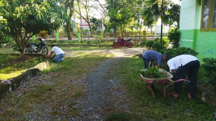 Menjelang datangnya bulan suci Ramadhan, Dinas Pendidikan Dayah Kabupaten Aceh Besar menggelar aksi gotong royong membersihkan lingkungan kantor di Kota Jantho, Rabu (26/2/2025). FOTO/Dok. Istimewa. Ⓒ Hak cipta foto di atas dikembalikan sesungguhnya kepada pemilik foto