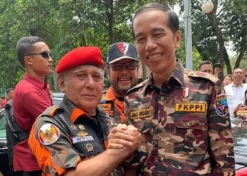 Ketua Umum Majelis Pimpinan Nasional (MPN) Pemuda Pancasila (PP), Japto Soerjosoemarno berswafoto bersama Joko Widodo aka Jokowi. Japto Soerjosoemarno dipanggil tim penyidik Komisi Pemberantasan Korupsi (KPK) pada Rabu besok, 26 Februari 2025. FOTO/Net. Ⓒ Hak cipta foto di atas dikembalikan sesungguhnya kepada pemilik foto