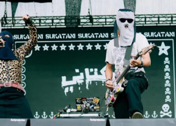 Band Sukatani sedang tampil menyanyikan Lagu "Bayar Bayar Bayar". FOTO/Net. Ⓒ Hak cipta foto di atas dikembalikan sesungguhnya kepada pemilik foto