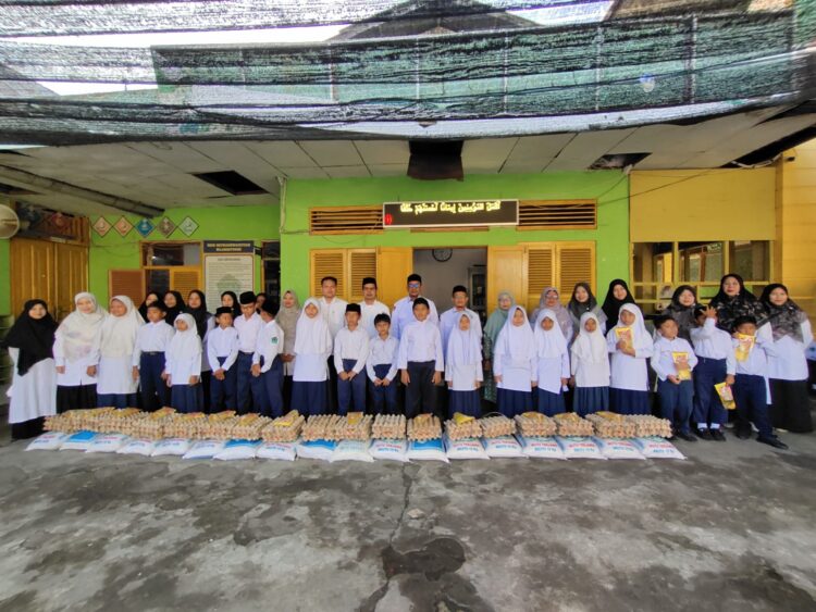 Madrasah Ibtidaiyah (MI) Muhammadiyah Aceh Barat Daya (Abdya) menyerahkan santunan kepada 19 orang anak yatim dan piatu, Senin (24/2/2025). FOTO/Dok. Istimewa. Ⓒ Hak cipta foto di atas dikembalikan sesungguhnya kepada pemilik foto