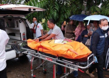 Jenazah Juniwarti (50), Wakil Kepala Sekolah (Wakepsek) SMPN 4 Kuantan Tengah yang diduga dibunuh suaminya EA pada Senin (24/2/2025) pagi telah dimakamkan hari ini, Selasa (25/2/2025) selepas subuh. FOTO/Net. Ⓒ Hak cipta foto di atas dikembalikan sesungguhnya kepada pemilik foto