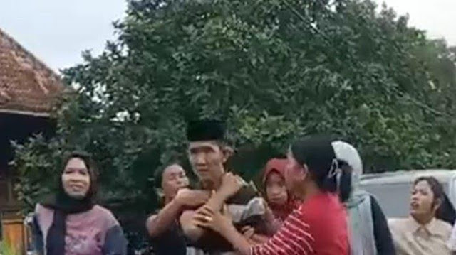 Ⓒ Hak cipta foto di atas dikembalikan sesungguhnya kepada pemilik foto Ⓒ Hak cipta foto di atas dikembalikan sesungguhnya kepada pemilik foto