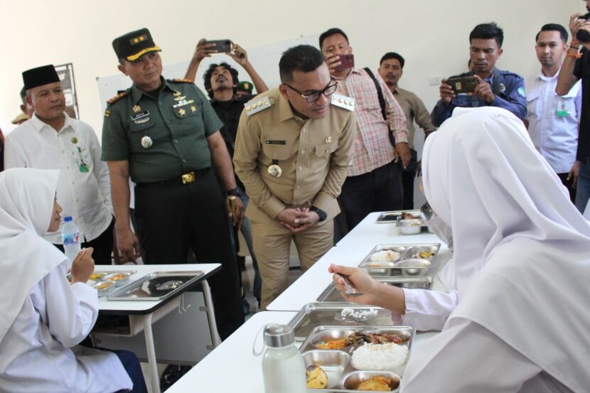 Hari Pertama Kerja, Bupati Abdya Launching Program MBG di SMAN Unggul Harpa