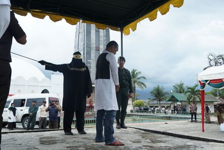 Tiga pelanggar syariat Islam di Kabupaten Aceh Besar menjalani hukuman cambuk atau uqubat hukuman cambuk, yang berlangsung di Halaman Masjid Agung Al Munawwarah, Kota Jantho, Aceh Besar, Rabu (26/02/2025) siang. FOTO/Dok. Istimewa. Ⓒ Hak cipta foto di atas dikembalikan sesungguhnya kepada pemilik foto