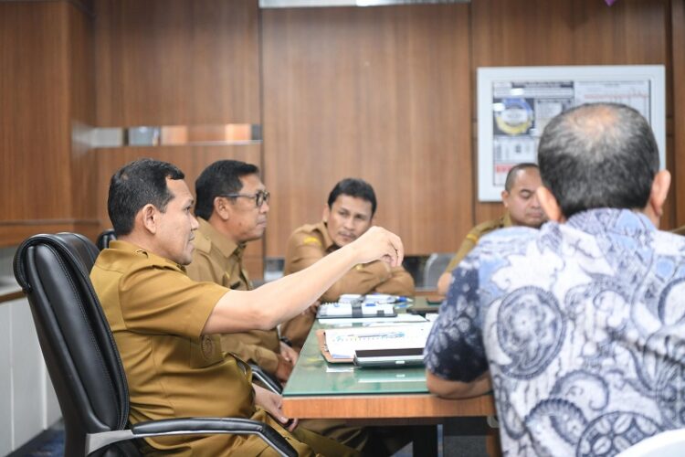 Wakil Gubernur (Wagub) Aceh, Fadhlullah memimpin pertemuan dengan jajaran Satuan Kerja Perangkat Aceh (SKPA) serta Program SKALA di Ruang Rapat Sekretaris Daerah (Sekda) Aceh, Selasa (25/2). FOTO/Dok. Istimewa. Ⓒ Hak cipta foto di atas dikembalikan sesungguhnya kepada pemilik foto