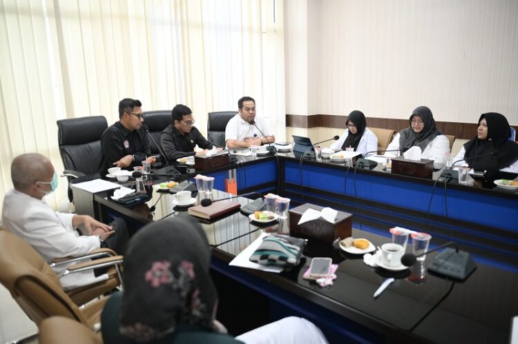 Ketua Dewan Perwakilan Rakyat Kota (DPRK) Banda Aceh, Irwansyah menerima audiensi sejumlah dokter Puskesmas se-Kota Banda Aceh. Kedatangan mereka disambut baik Ketua DPRK di gedung legislatif setempat, Rabu (26/2/2025). FOTO/Dok. Istimewa. Ⓒ Hak cipta foto di atas dikembalikan sesungguhnya kepada pemilik foto