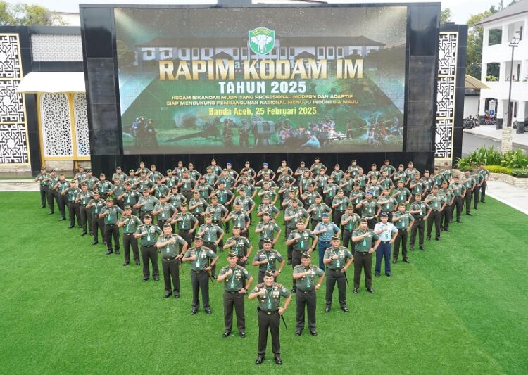 Panglima Komando Daerah Militer Iskandar Muda (Pangdam IM), Mayor Jenderal TNI Niko Fahrizal secara resmi membuka Rapat Pimpinan (Rapim) Kodam Iskandar Muda Tahun Anggaran 2025 yang digelar di Markas Kodam Iskandar Muda, Banda Aceh, pada Selasa (25/2/25). FOTO/Dok. Kodam Iskandar Muda. Ⓒ Hak cipta foto di atas dikembalikan sesungguhnya kepada pemilik foto