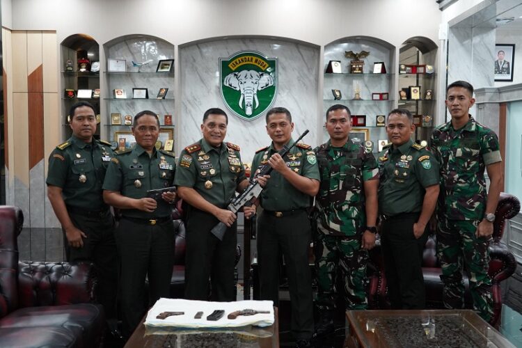 Pangdam IM Terima Empat Pucuk Senjata Sisa Konflik dari Warga Aceh Selatan