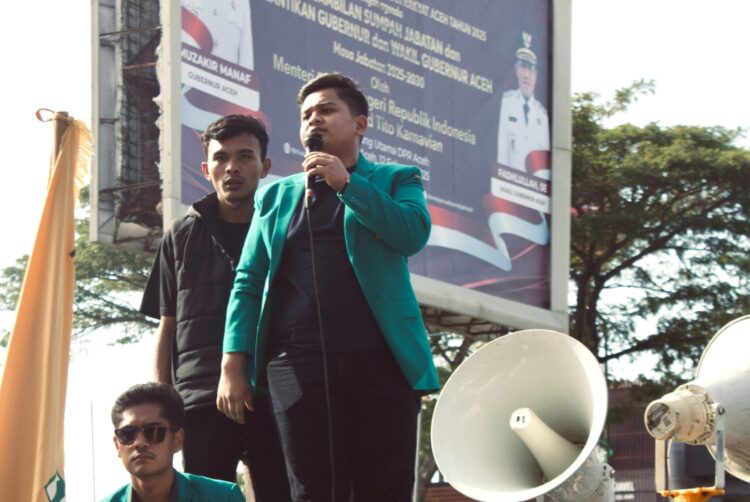 Ketua Badan Eksekutif Mahasiswa Universitas Syiah Kuala (BEM USK), Muhammad Ikram saat berorasi memimpin aksi demonstrasi di halaman Gedung Kantor Gubernur dan Wakil Gubernur Provinsi Aceh, Banda Aceh. FOTO/Dok. BEM USK. Ⓒ Hak cipta foto di atas dikembalikan sesungguhnya kepada pemilik foto