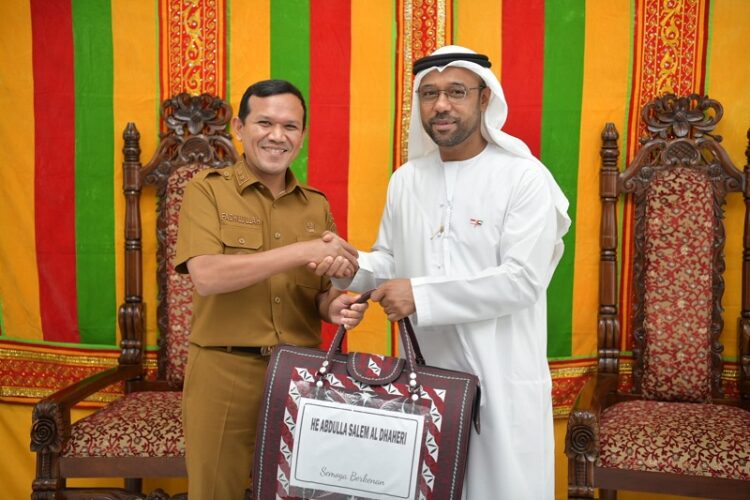 Presiden Direktur Mubadala Energy Indonesia, Abdulla Bu Ali menyerahkan 5 ekor sapi untuk meugang Idul Fitri 1446 Hijriah kepada Wakil Gubernur Aceh, Fadhlullah, di VIP Bandara Internasional Sultan Iskandar Muda Blang Bintang, sesaat sebelum dirinya bersama Duta Bear Uni Emirat Arab untuk Indonesia Abdulla Salem Al Dhaheri meninggalkan Aceh, Selasa (11/3/2025). FOTO/Net. Ⓒ Hak cipta foto di atas dikembalikan sesungguhnya kepada pemilik foto