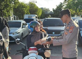 Pengguna Jalan Sambut Positif Pembagian Takjil Oleh Bidhumas Polda Aceh