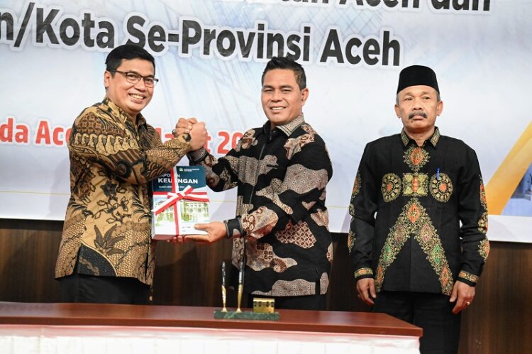 Bupati Aceh Besar Serahkan LKPD Unaudited 2024 ke BPK