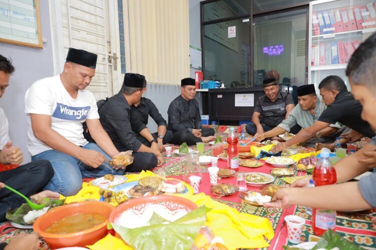 Bupati Syech Muharram Silaturahmi dan Buka Puasa Bersama Masyarakat Gampong Cot Lamkuweuh