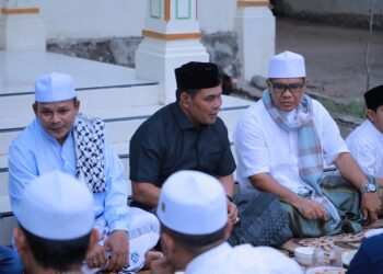 Bupati Aceh Besar, Muharrram Idris (Syech Muharam), bersama rombongan, menghadiri acara buka puasa bersama dengan santri dan masyarakat sekitar. FOTO/Dok. Humas Pemkab Aceh Besar Ⓒ Hak cipta foto di atas dikembalikan sesungguhnya kepada pemilik foto