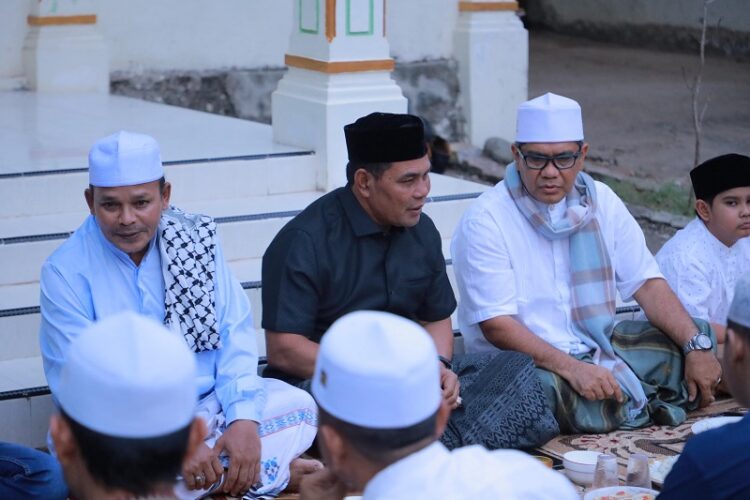 Bupati Aceh Besar, Muharrram Idris (Syech Muharam), bersama rombongan, menghadiri acara buka puasa bersama dengan santri dan masyarakat sekitar. FOTO/Dok. Humas Pemkab Aceh Besar Ⓒ Hak cipta foto di atas dikembalikan sesungguhnya kepada pemilik foto