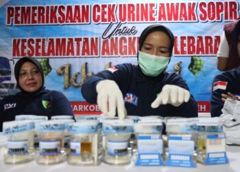 Sebanyak 35 sopir bus yang hendak berangkat membawa penumpang mudik dites urine di Terminal Bus Banda Aceh, Jumat (28/3/2025) malam. FOTO/Net. Ⓒ Hak cipta foto di atas dikembalikan sesungguhnya kepada pemilik foto