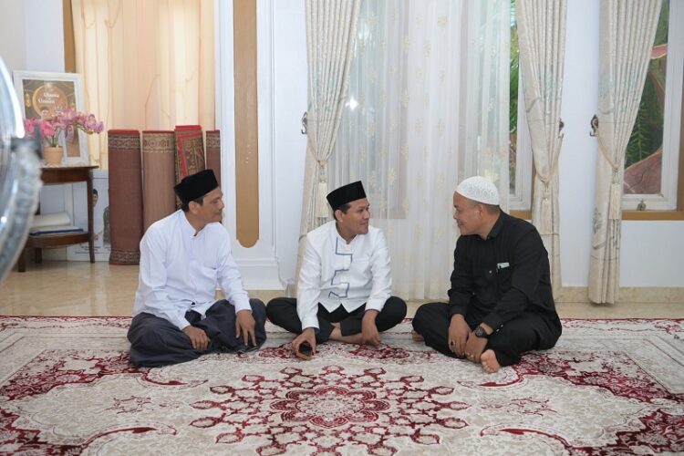 Dek Fadh Silaturrahmi ke Kediaman Waled Lapang di Aceh Utara