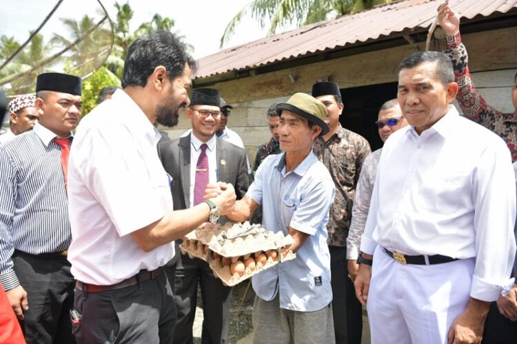 Gubernur Aceh Muzakir Manaf, benar-benar memanfaatkan kunjungannya ke Bumi Ate Fulawan Simeulue untuk kerja-kerja cepat. Pria yang akrab disapa Mualem itu memanfaatkan waktunya untuk melakukan beberapa kunjungan, Sabtu (8/3/2025). FOTO/Net. Ⓒ Hak cipta foto di atas dikembalikan sesungguhnya kepada pemilik foto