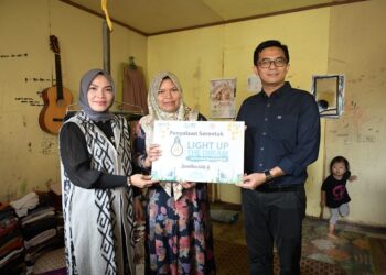 Ketua Dewan Perwakilan Rakyat Kota (DPRK) Banda Aceh, Irwansyah membantu pemasangan meteran listrik gratis bagi warga kurang mampu di Gampong Neusu Aceh, Kecamatan Baiturrahman, Banda Aceh, Jumat (21/03/2025). FOTO/Net. Ⓒ Hak cipta foto di atas dikembalikan sesungguhnya kepada pemilik foto