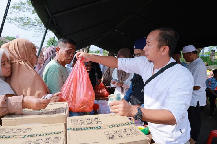 Dalam rangka memperingati Hari Ulang Tahun (HUT) ke-79 Tentara Nasional Indonesia Angkatan Udara (TNI AU) tahun 2025, Pemerintah Kabupaten (Pemkab) Aceh Besar bersama Lanud Sultan Iskandar Muda (SIM) menggelar Bazar atau Pangan Murah di halaman Kantor Camat Blang Bintang, Aceh Besar, pada Jumat (21/3/2025). FOTO/Dok. Kodam Iskandar Muda. Ⓒ Hak cipta foto di atas dikembalikan sesungguhnya kepada pemilik foto