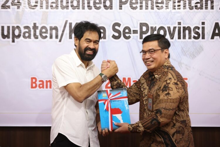 Gubernur Aceh, Muzakir Manaf memberikan apresiasi kepada Badan Pemeriksa Keuangan (BPK) Republik Indonesia Perwakilan Aceh yang telah menerima Laporan Keuangan Pemerintah Aceh. FOTO/Dok. Humas Pemprov Aceh. Ⓒ Hak cipta foto di atas dikembalikan sesungguhnya kepada pemilik foto
