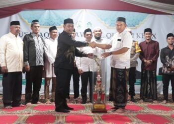 Bupati Aceh Besar, Muharram Idris (Syech Muharram) menutup secara resmi seluruh rangkaian pelaksanaan Musabaqah Tilawatil Quran (MTQ) ke 10 Tingkat Kemasjidan Baburridha Lam Ilie, Kecamatan Indrapuri. FOTO/Net. Ⓒ Hak cipta foto di atas dikembalikan sesungguhnya kepada pemilik foto