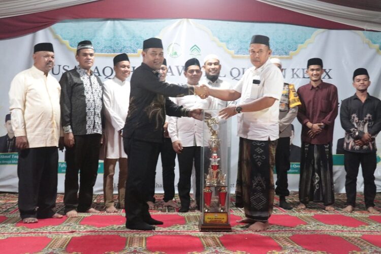 Bupati Aceh Besar, Muharram Idris (Syech Muharram) menutup secara resmi seluruh rangkaian pelaksanaan Musabaqah Tilawatil Quran (MTQ) ke 10 Tingkat Kemasjidan Baburridha Lam Ilie, Kecamatan Indrapuri. FOTO/Net. Ⓒ Hak cipta foto di atas dikembalikan sesungguhnya kepada pemilik foto
