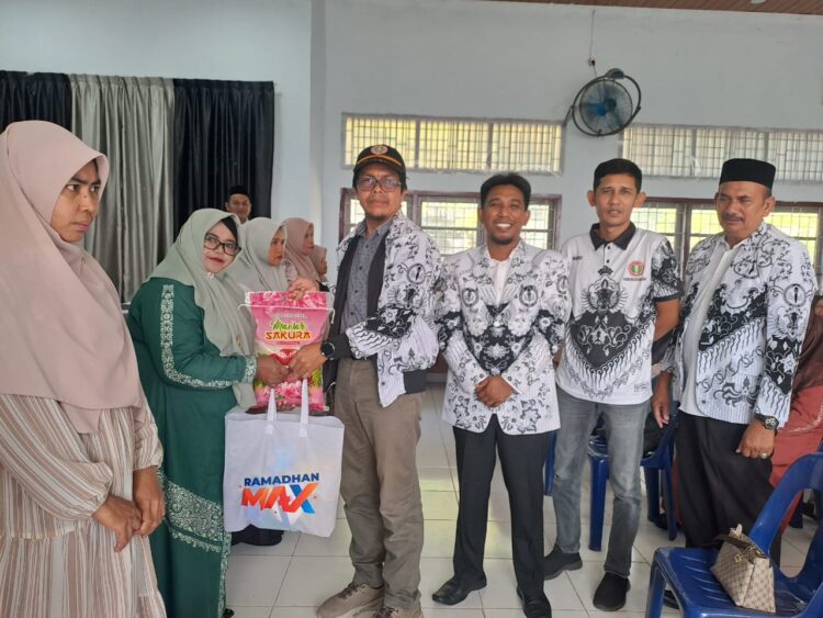 PGRI Kabupaten Aceh Besar menyerahkan 100 paket Ramadhan untuk guru pada Rabu (19/3/2025) di sekretariat PGRI Aceh Besar, Bada Ingin Jaya. FOTO/Net. Ⓒ Hak cipta foto di atas dikembalikan sesungguhnya kepada pemilik foto