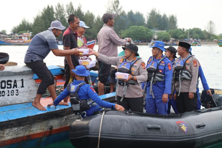 Kapolres Aceh Barat Daya (Abdya), AKBP Agus Sulistianto, menunjukkan kepeduliannya di bulan suci Ramadhan dengan membagikan 200 kotak takjil secara gratis kepada para nelayan yang tengah mencari ikan di laut Pulau Kayu, Kecamatan Susoh. FOTO/HAI/SA. Ⓒ Hak cipta foto di atas dikembalikan sesungguhnya kepada pemilik foto