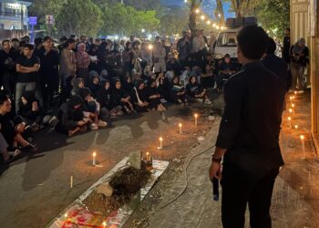 Ketua BEM Fakultas Hukum Universitas Syiah Kuala (USK), Annas Maulana sedang berorasi di depan Gedung DPR Aceh menyampaikan aspirasi terkait pengesahan RUU TNI menjadi Undang-undang. FOTO/Dok. Istimewa untuk HAI. Ⓒ Hak cipta foto di atas dikembalikan sesungguhnya kepada pemilik foto